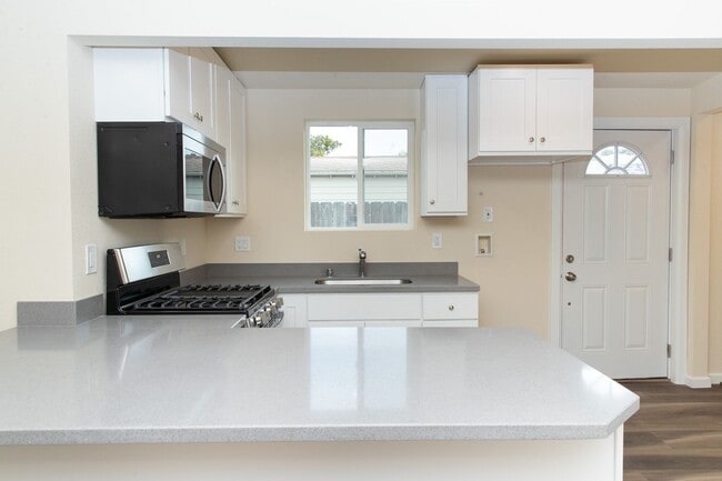 Building Photo - South Salinas  Available NOW 2 bed/1 bath