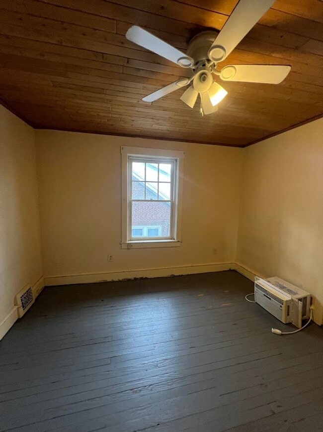 Building Photo - 4 Bedroom House