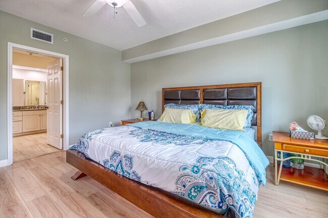 Building Photo - Updated 3 bedroom unit overlooking the Eas...