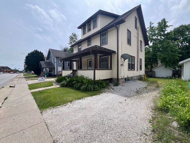 Building Photo - Over 2,000sf and 8 Bedrooms