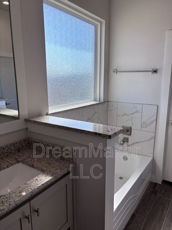 Building Photo - 900 Apple Blossom Wy