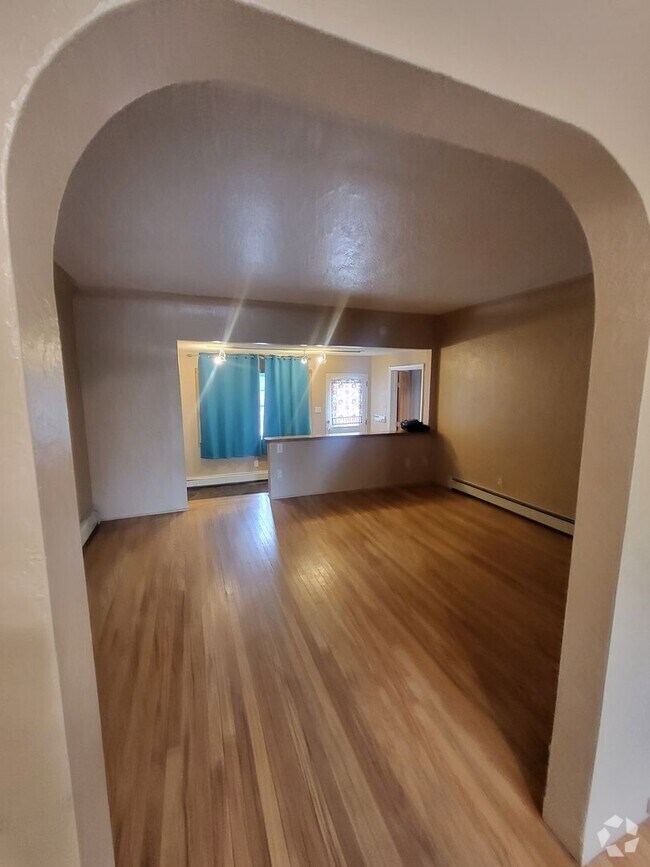 Building Photo - Adorable Nob Hill  3 bedroom 2  bath