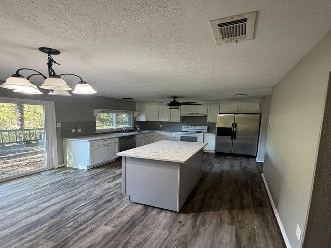Building Photo - 2014 Oak Shores Dr