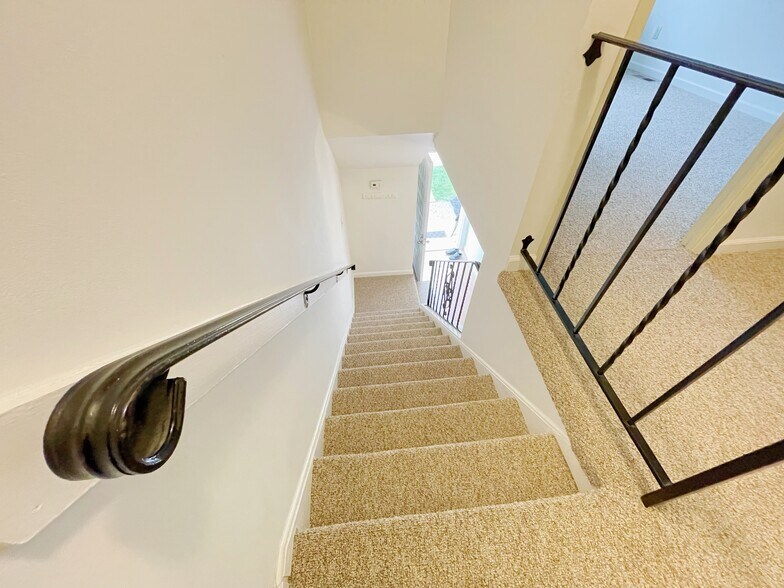 Building Photo - 206 Village Walk