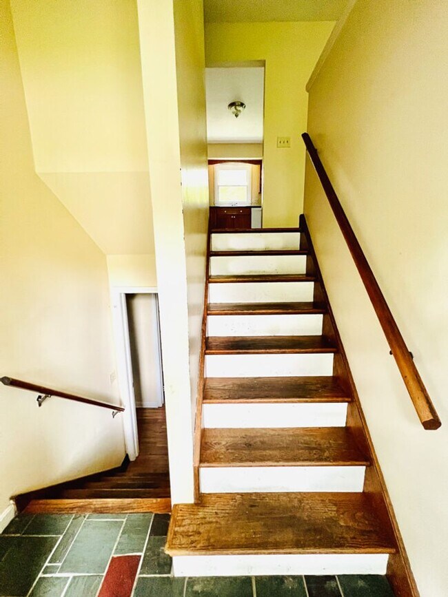 Building Photo - Spacious 5-Bedroom, 1.75 Bathroom Home in ...