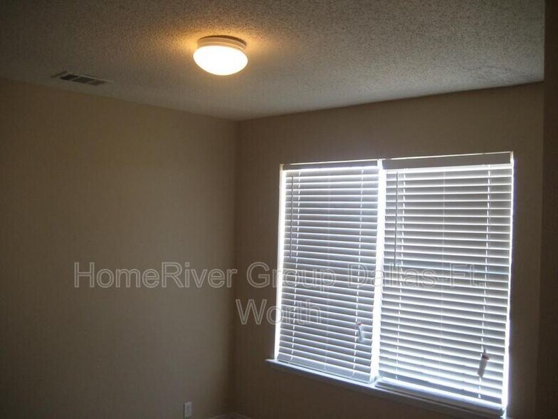 Building Photo - 2304 Hampton Dr