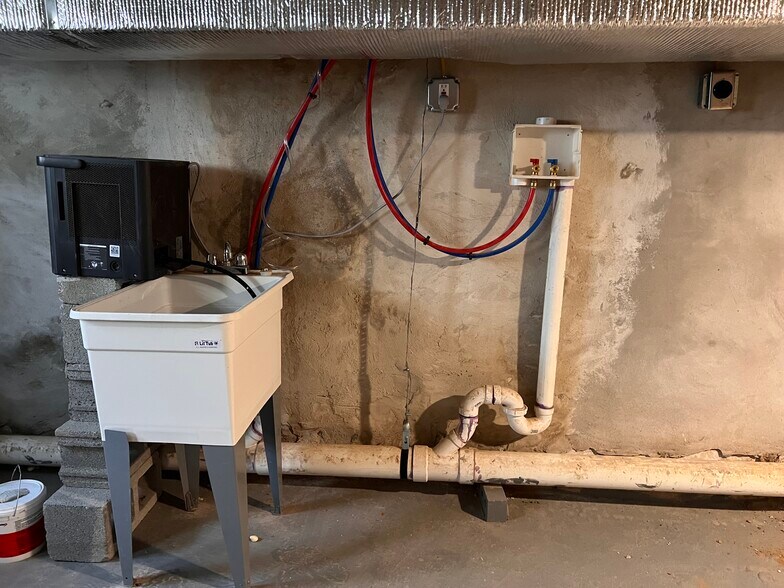 Washer/Dryer hookup - 825 E Madison St