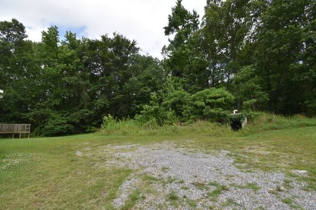 Building Photo - 4 Bedroom 2 Bath Pet Friendly Home For Rent!