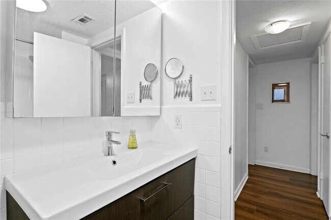 Building Photo - 2407 S Lois Ave