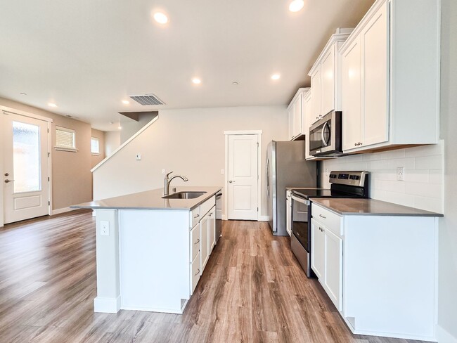 Building Photo - Newly Built Townhome 4bd 2.5ba