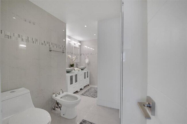 Building Photo - 3430 Galt Ocean Dr