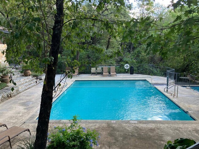 Building Photo - 4711 Spicewood Springs Rd
