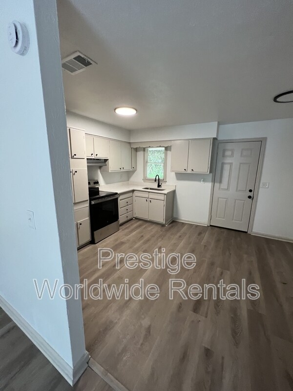 Building Photo - 2104 Wellborn Dr