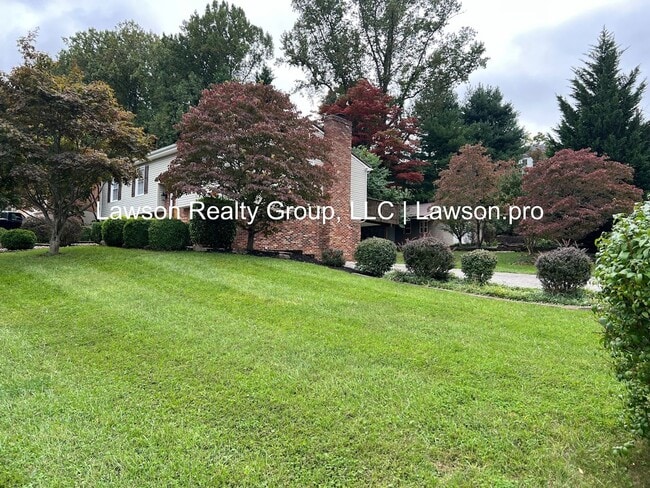 Building Photo - Beautiful Cave Spring Split Level with Bac...