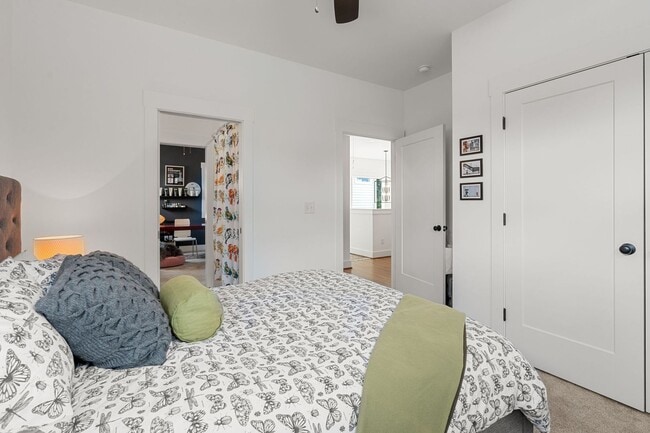 Building Photo - Stunning Rental In Charlotte Parkside