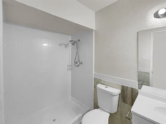 Building Photo - 6102 Lakecrest Dr