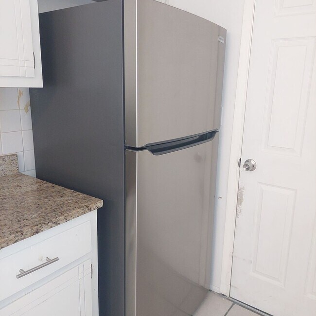 Building Photo - Welcome Home ! 3 bedroom 1.5 bath rental -DUPLEX