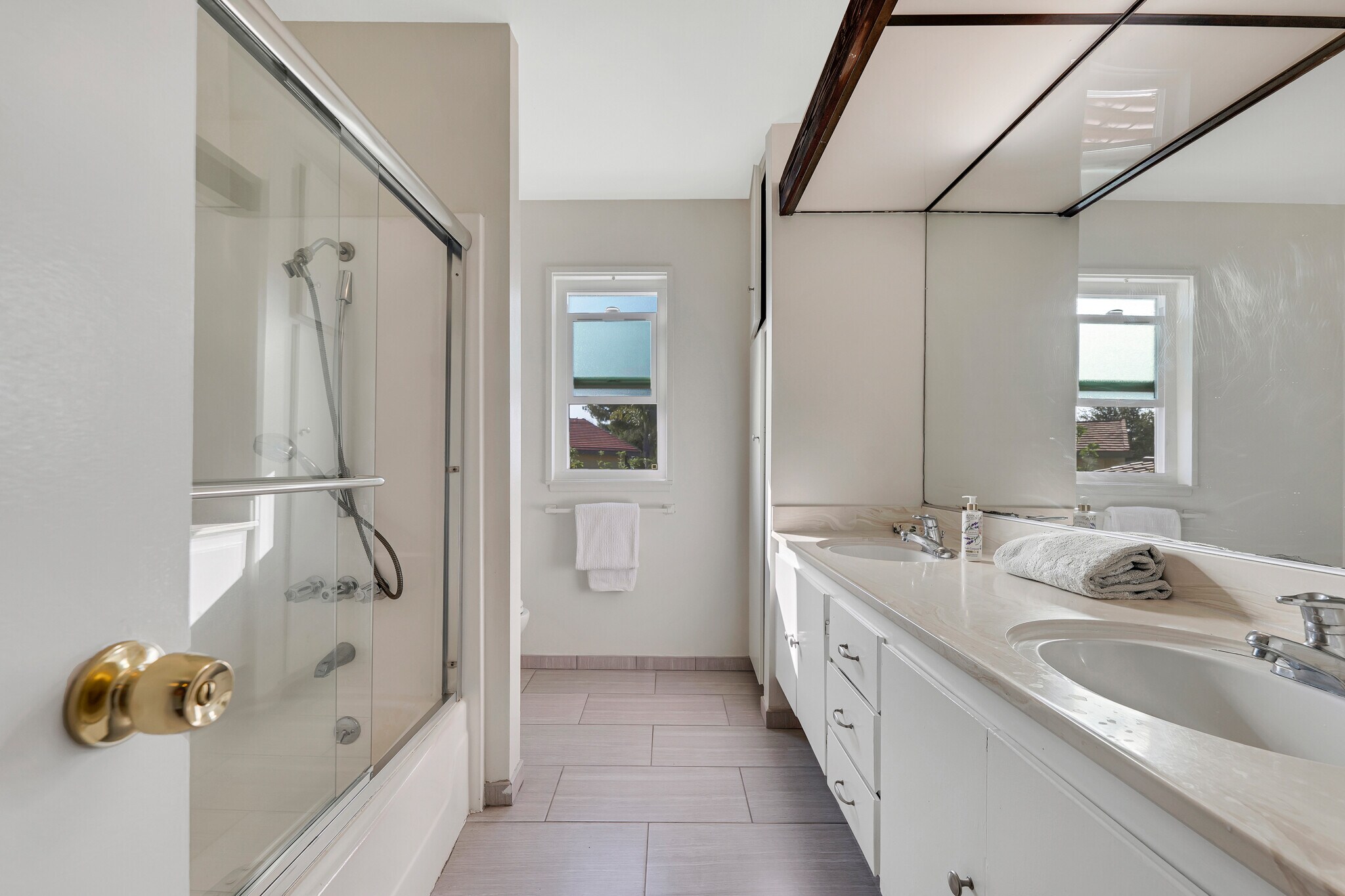 Double sinks in secondary bath - 4352 Park Corona