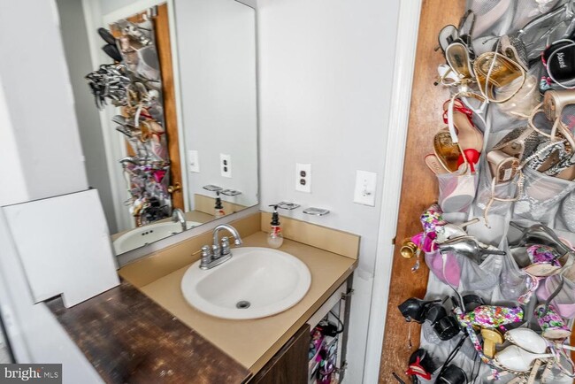 Building Photo - 8 Dickenson Dr