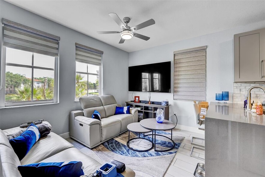 Building Photo - 150 Jacaranda Country Club Dr