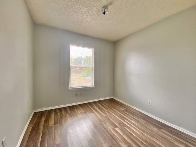 Building Photo - Move in special - $250 off second month’s rent