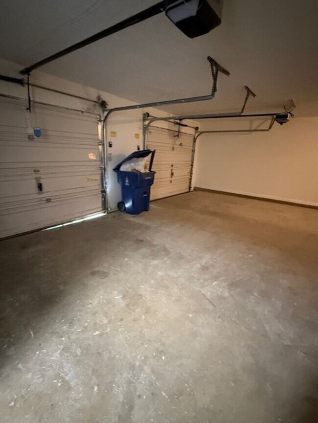 Building Photo - 4 Bedroom 3 Bath Specious Home