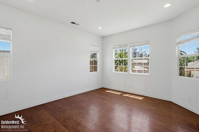 Building Photo - Elegant 5Bdm 3Ba Hilltop Home In Fallbrook!