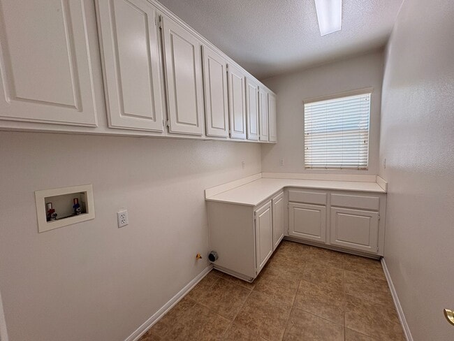 Building Photo - EASTVALE GREAT NEIGHBORHOOD- 4+2.5 EXECUTIVE HOME, QUIET NEIGHBORHOOD - AVAILABLE NOW!!! ONLY 2 C...