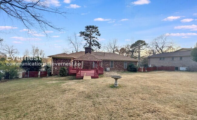 Building Photo - 3 Bed/2 Bath Home with Fenced Yard & Garage / Available Now!