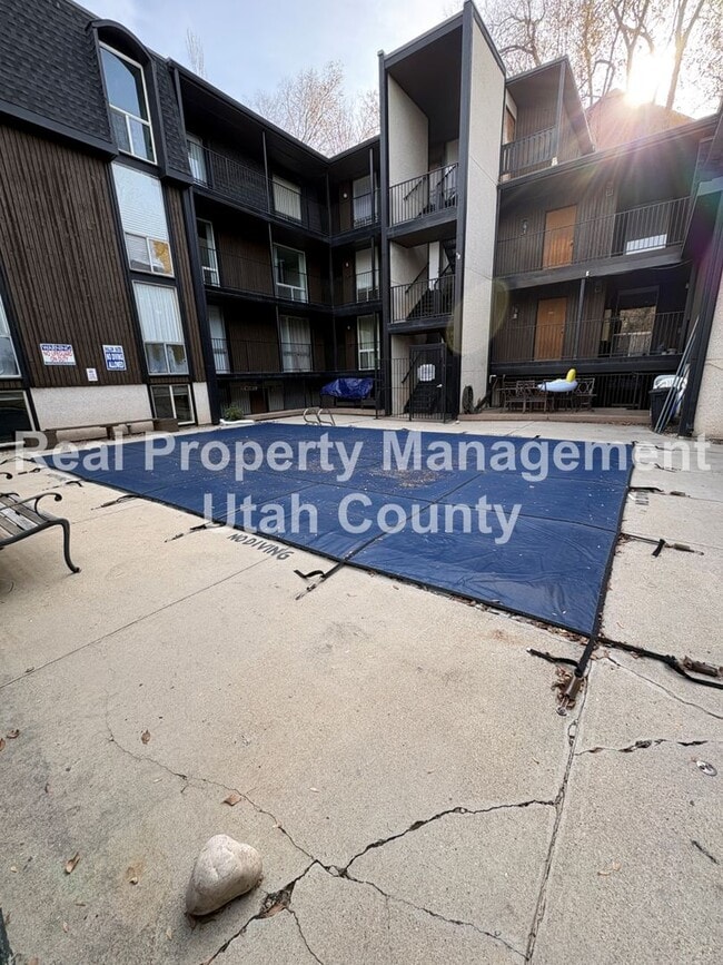 Building Photo - Half Off First Months Rent! 3rd floor condo in the heart of Salt Lake