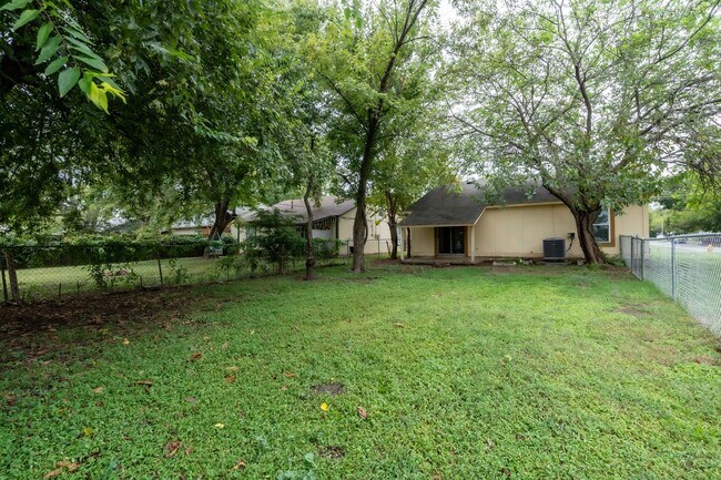 Building Photo - Coming Soon! 2 bed/1 bath!