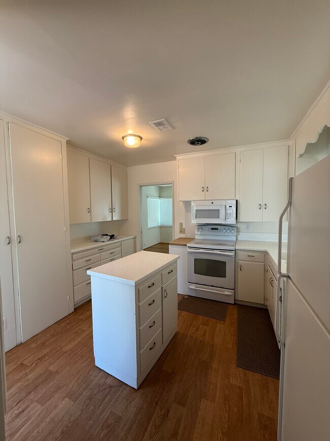 Building Photo - 810 Martin St