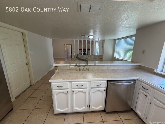 Building Photo - 5802 Oak Country Way
