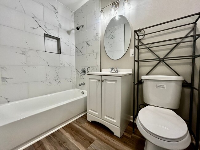 Building Photo - Beautiful 3 Bedroom 2 Bath Home