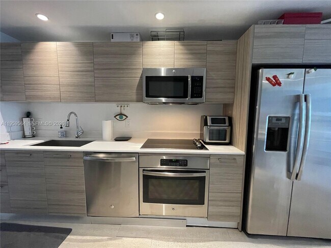 Building Photo - 121 NE 34th St