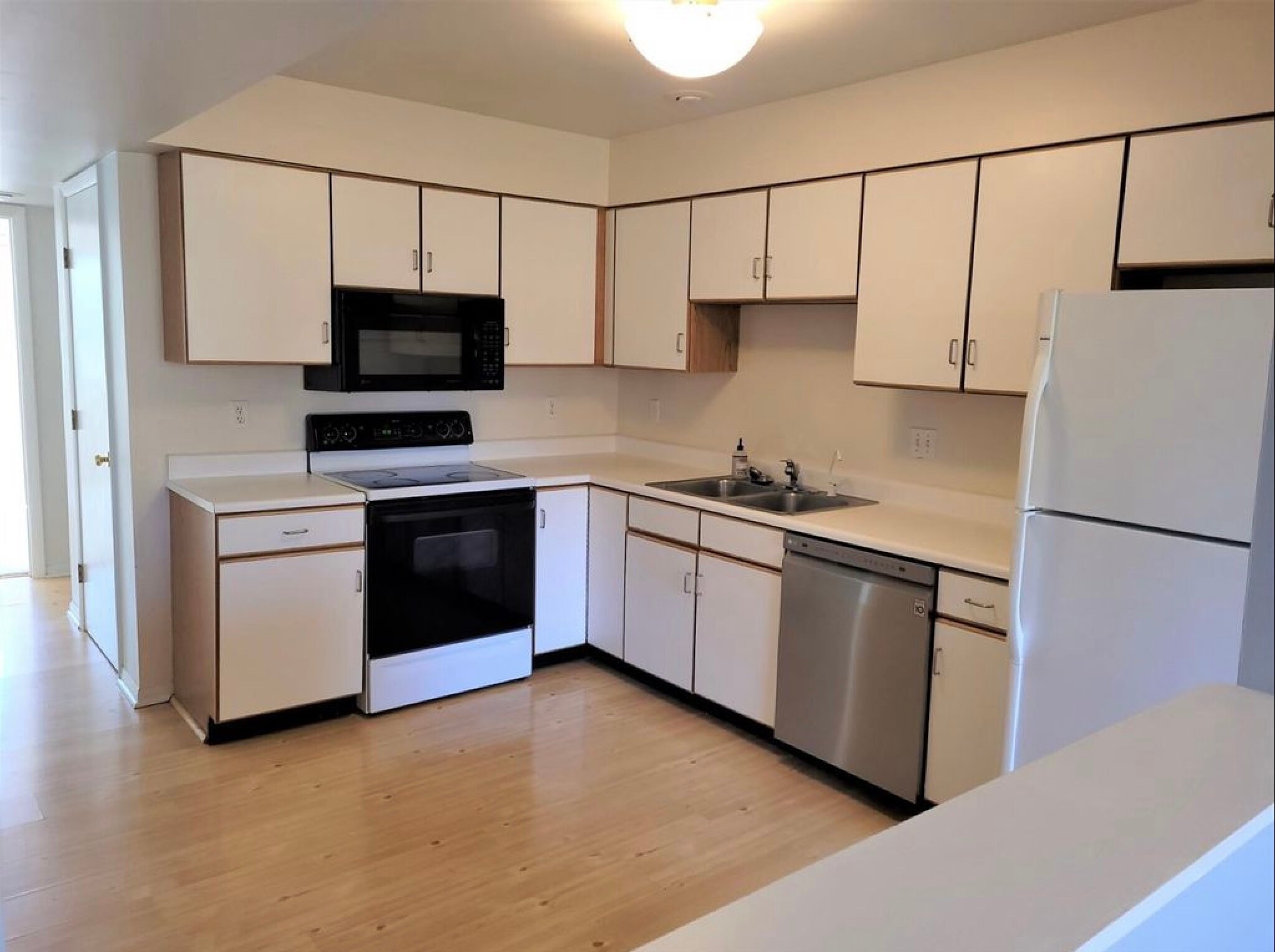 Kitchen - 9412 Hunters Creek Dr