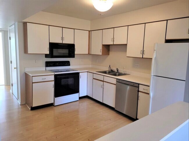 Kitchen - 9412 Hunters Creek Dr