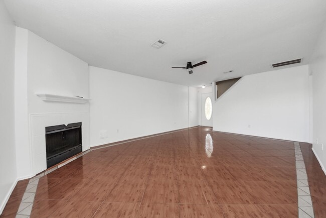 Building Photo - 403 Willow W Dr