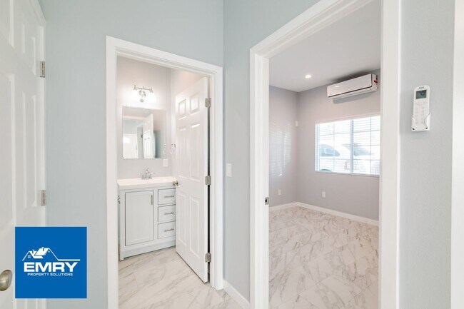 Building Photo - 1 Bed 1 Bath for Rent in Granada Hills