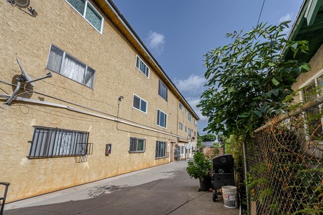 Building Photo - 207-Breed