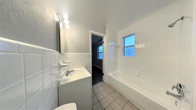 Building Photo - 1045 11th Ave NW
