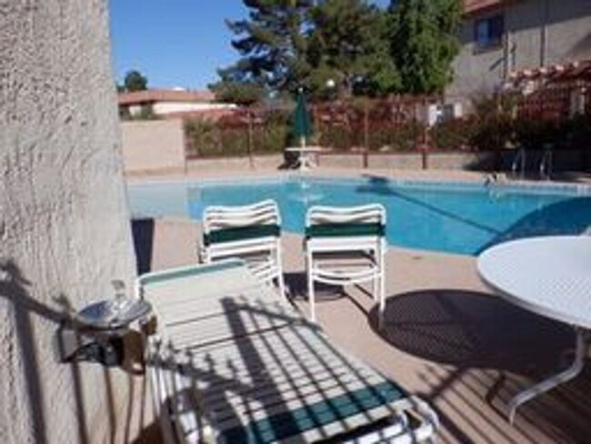 Building Photo - Charming 2nd floor townhome with large, co...