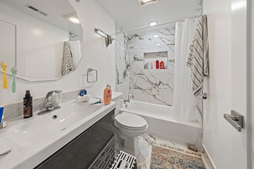 Building Photo - 2550 W Balmoral Ave