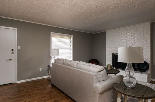 Building Photo - Available Now! 2 bedroom 1 bath in Lindale...