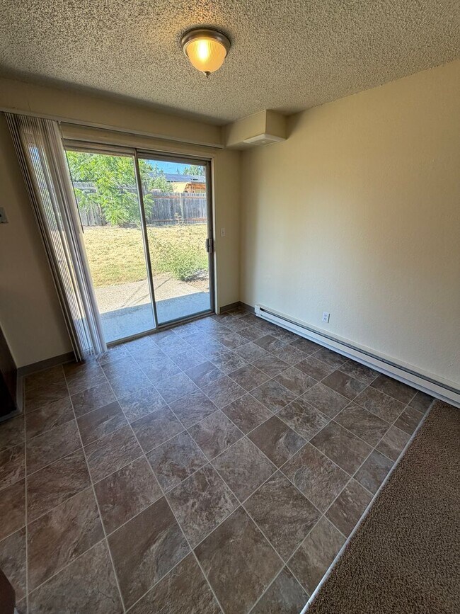 Building Photo - (473) Walnut Duplex - 2 Bedroom / 1 Bathroom