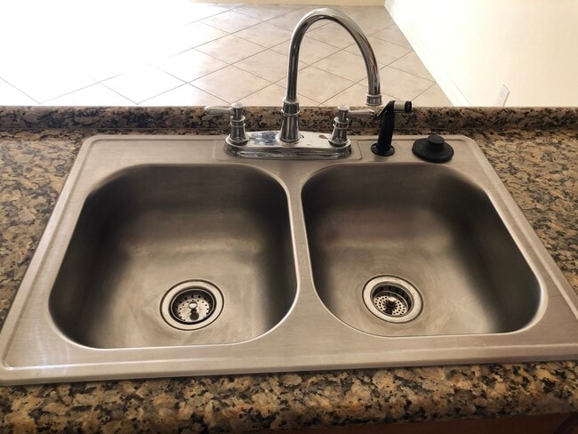 Building Photo - 32 Lakeview Cir