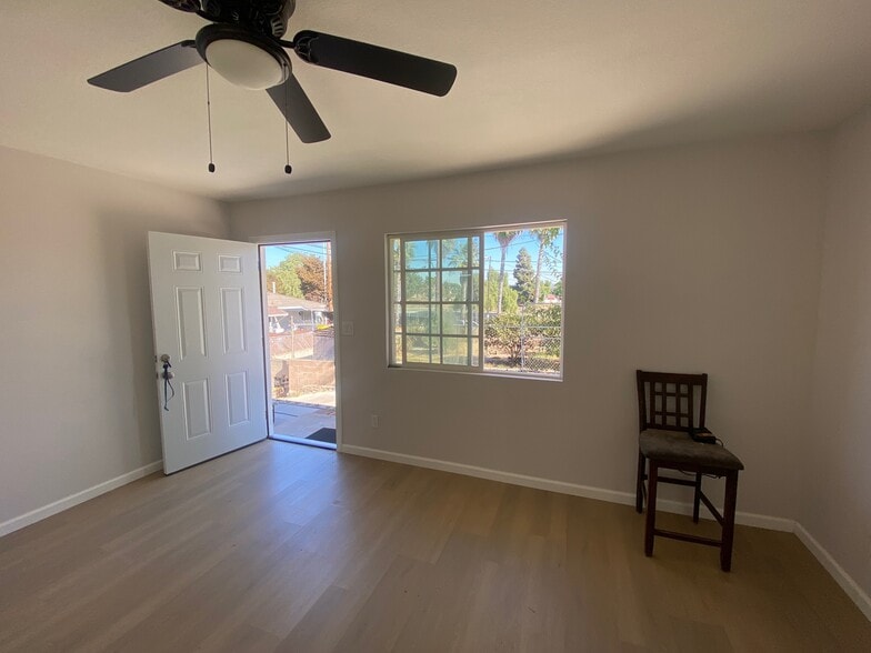 living room v4 - 3988 Teak St