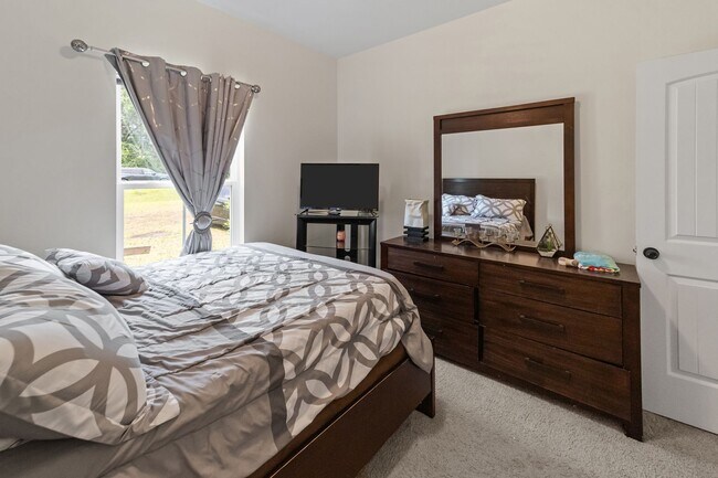 Building Photo - Comfort & Style Meet in This Beautiful 4 Bedroom Midway Home
