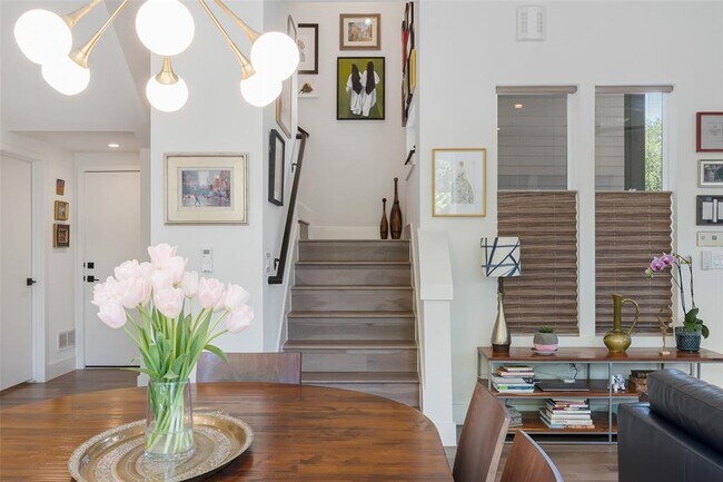 Building Photo - 1217 1/2 W 39th St