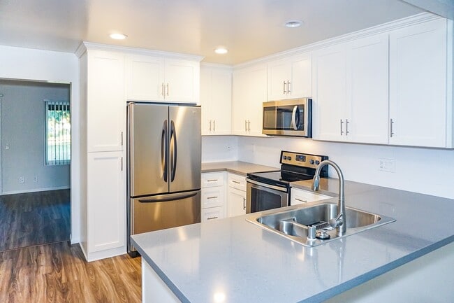 Building Photo - STUNNING 3BD/2.5BA TOWNHOUSE - BONITA VIEW...